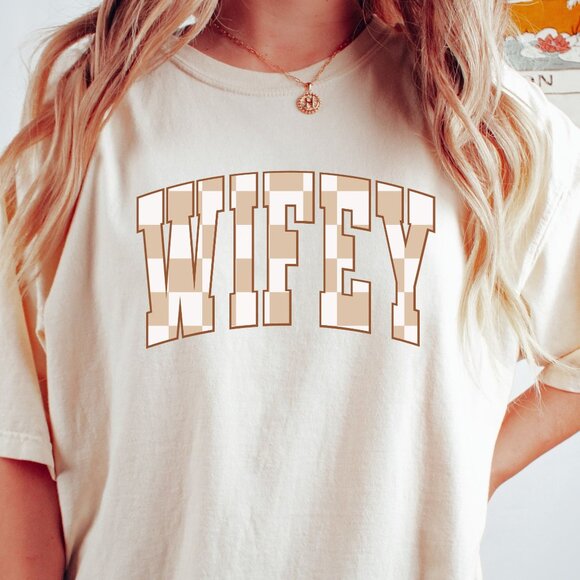 NEW Trendy Comfort Colors Soft Cotton Color Block Wifey Graphic Tee Shirt Bride - Picture 2 of 4